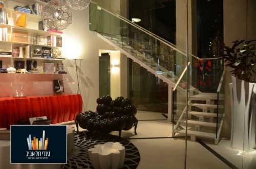 'מרכז מכירות גינדי ת''א'': מדרגות בשילוב שיש וזכוכית טריפלקס