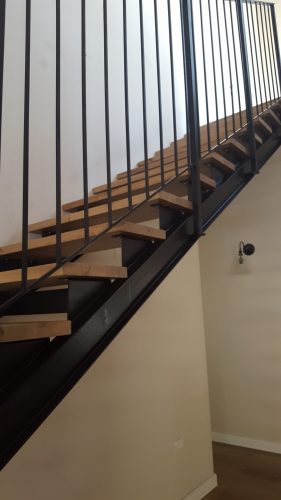 מדרגות פלדה 2 קורות דאבל טי בשילוב עץ
